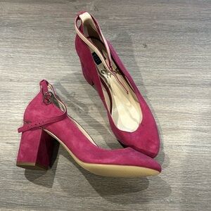 Never worn Stylish pink pumps